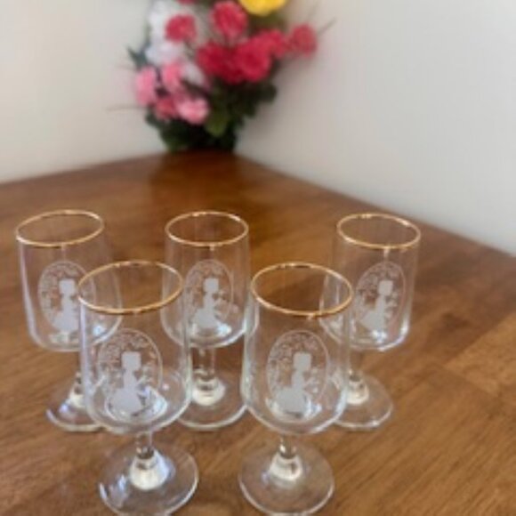 Set of 5 Vintage Etched Girl‎ Motif Stemmed Sherry & Port Glasses with Gold Trim - Picture 3 of 6